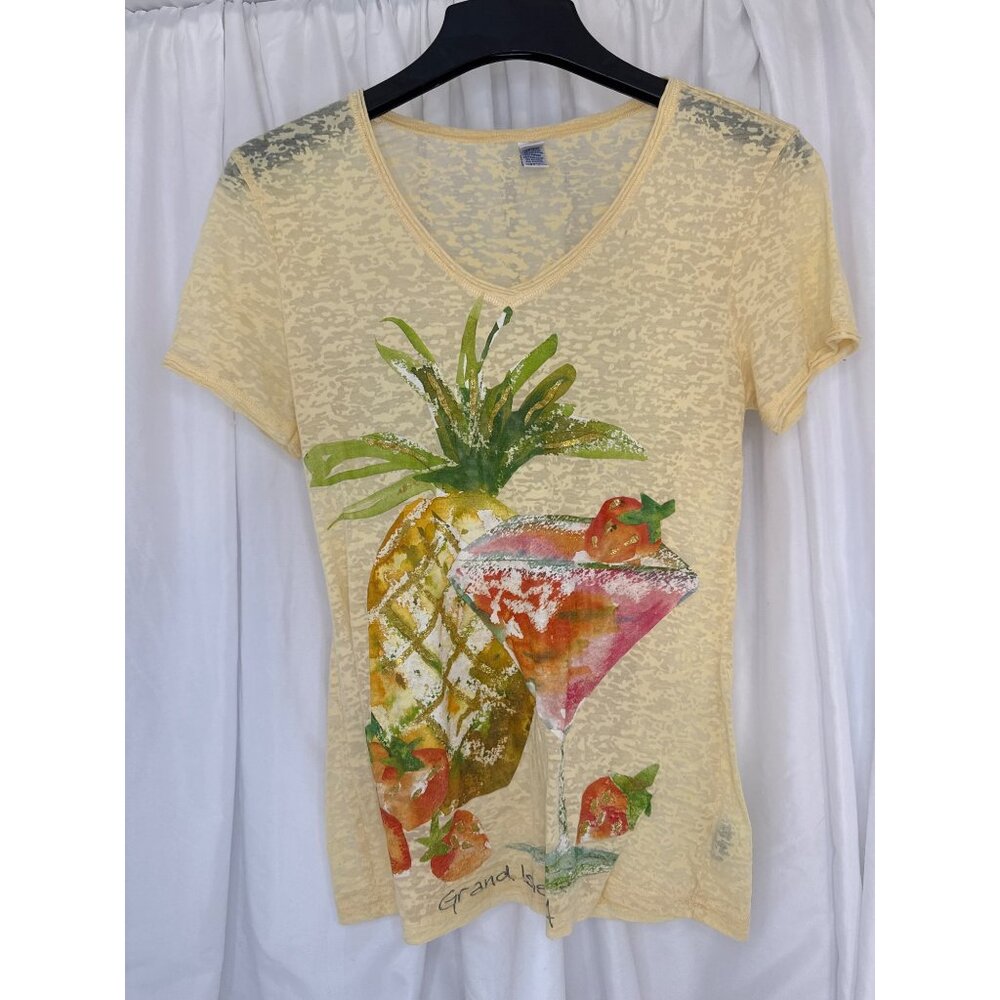 Kavio! Womens Medium Grand Isle, LA Pineapple Martini Graphic T-Shirt Yellow
